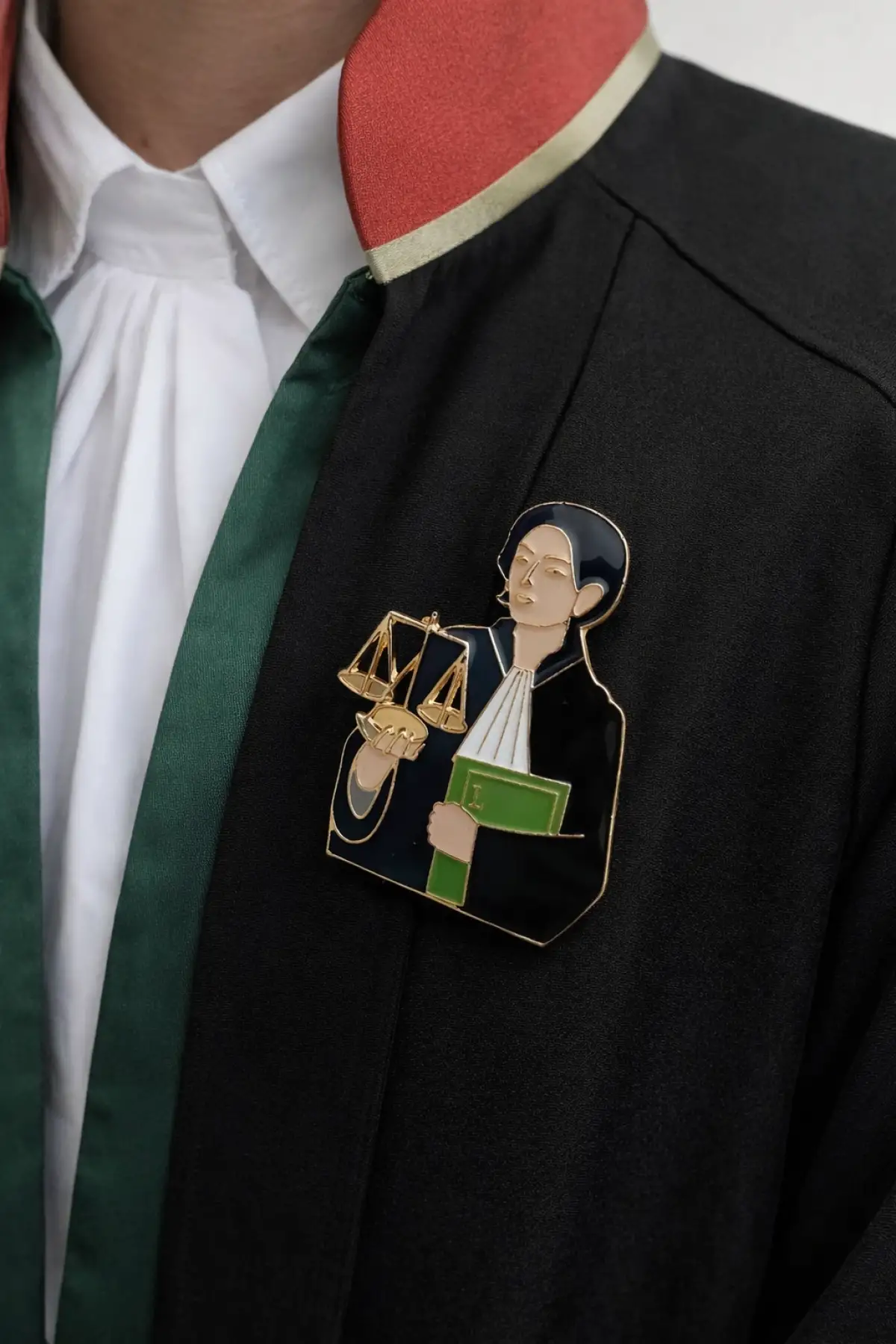 Karışık Renk Avukat/Hakim Figürlü Broş