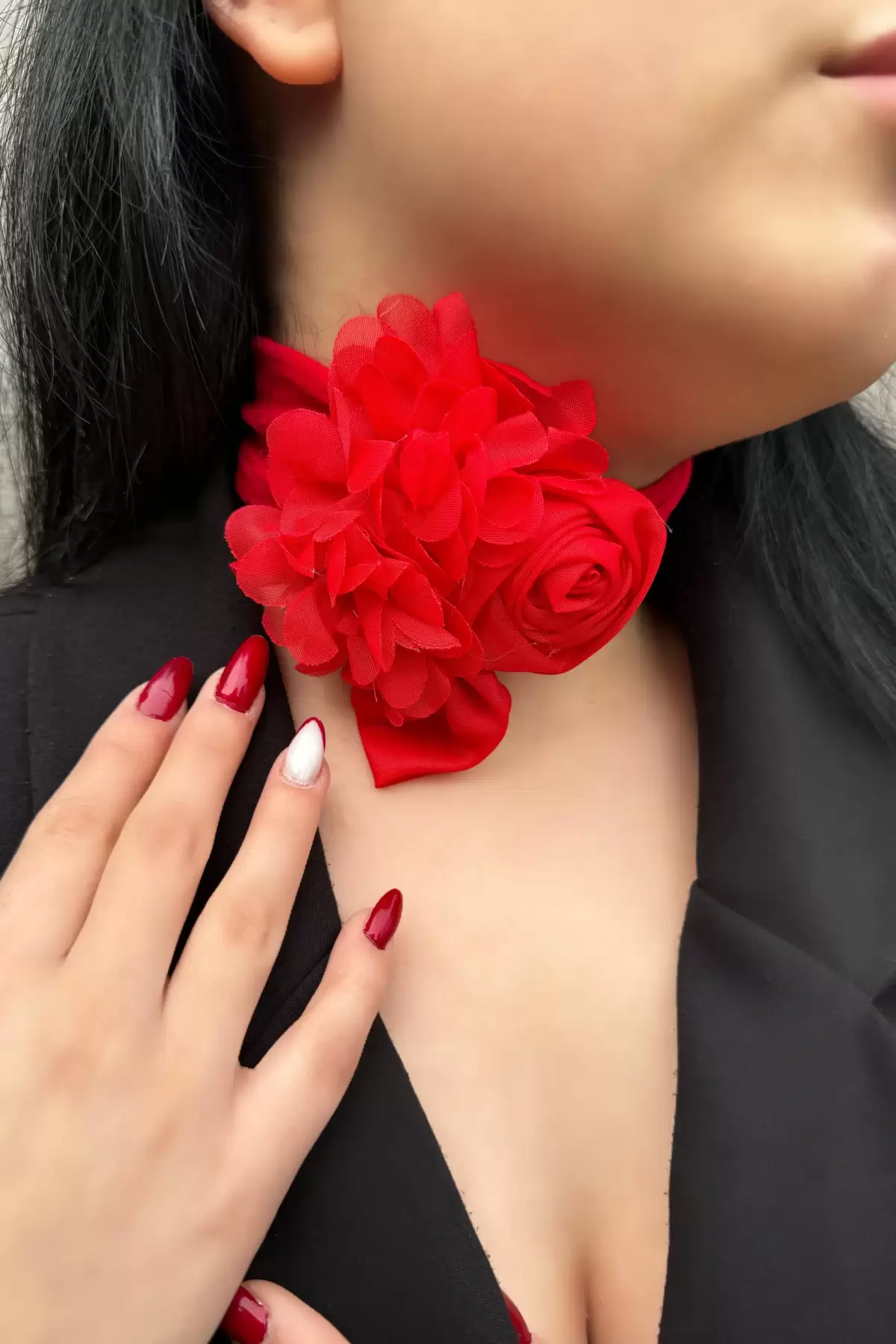 Kırmızı Renk Çiçek Detaylı Choker kolye