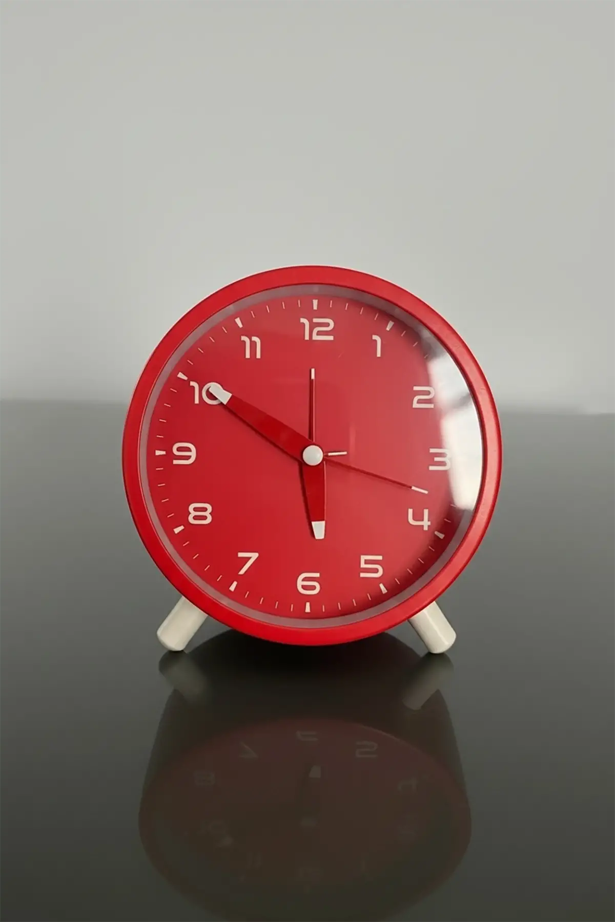Kırmızı Renk Dekoratif Işıklı Alarmlı Masa Saati