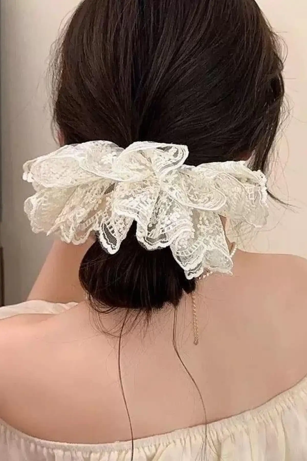 Krem Renk Dantel Detaylı Simit Toka