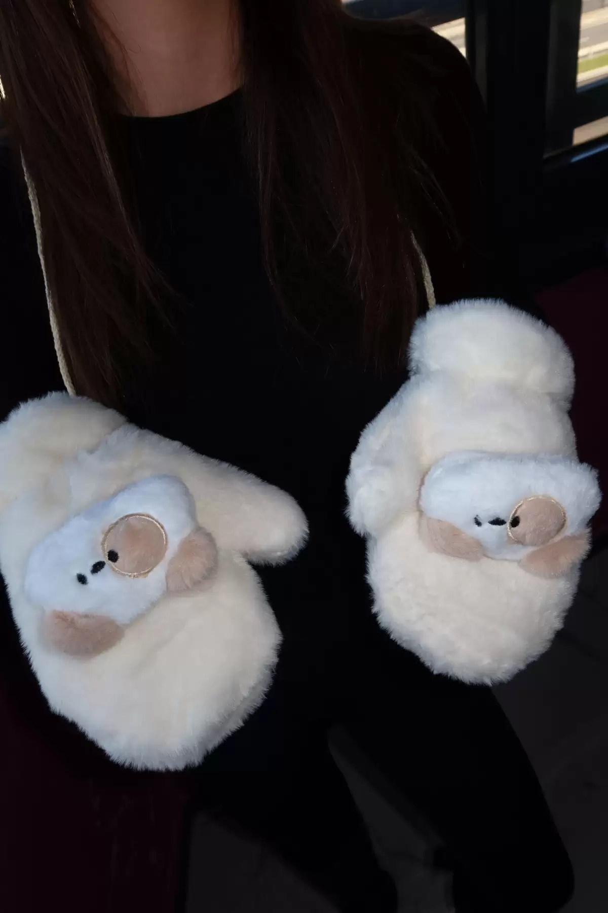 Krem Renk Köpek Figürlü Askılı Peluş Eldiven