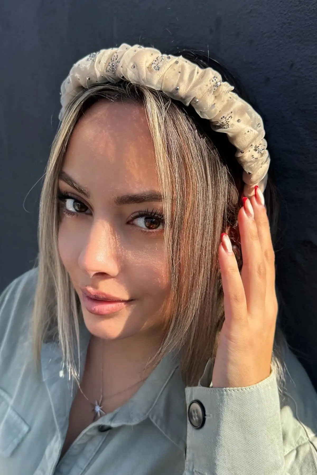 Krem Renk Taş Detaylı Büzgülü Taç