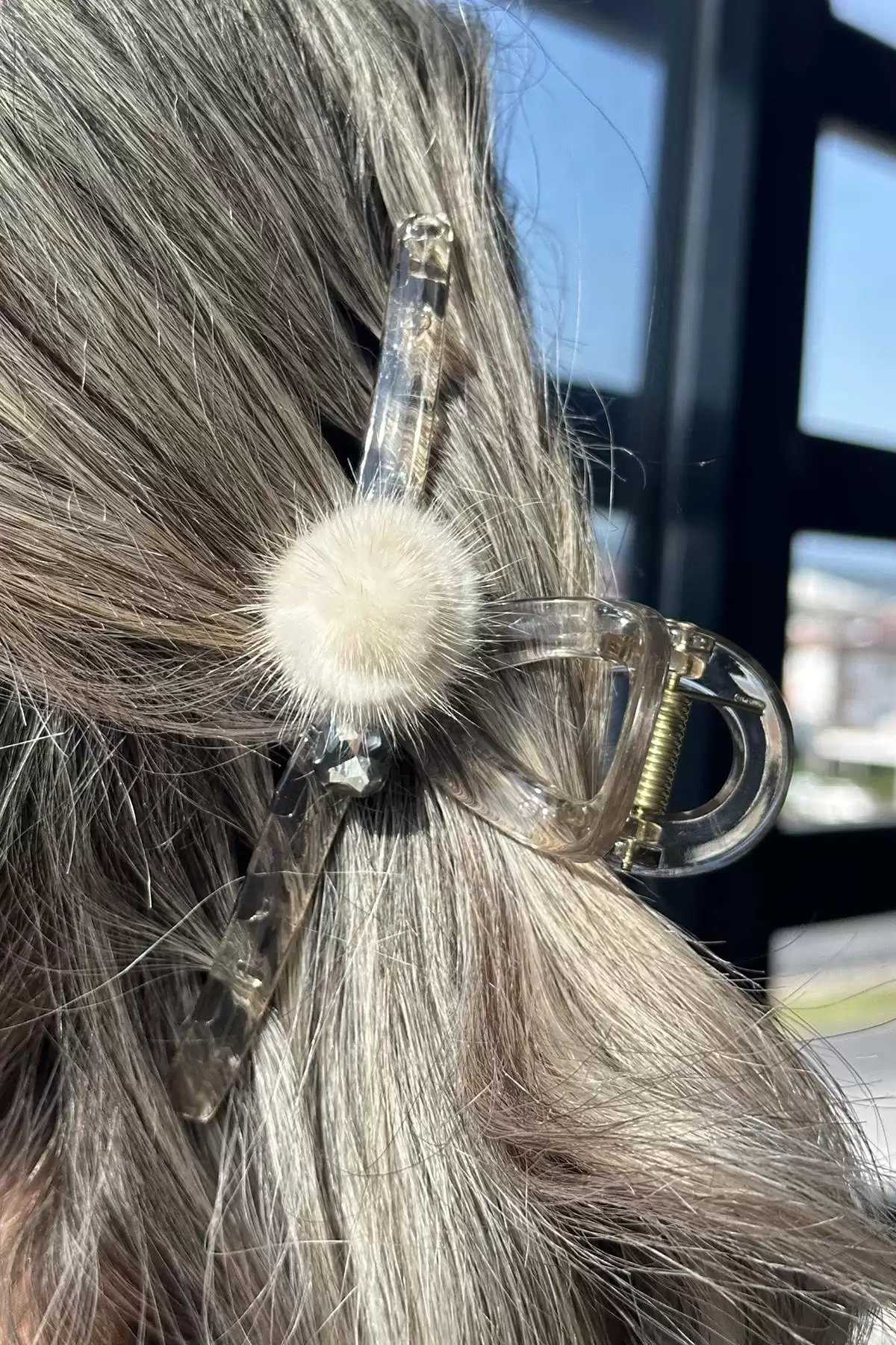 Krem Renk Taş Ve Peluş Detaylı Mandal Toka