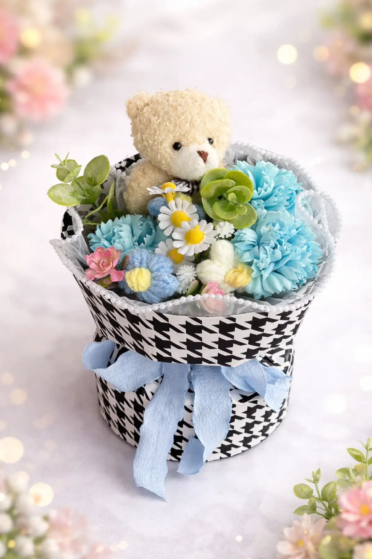 Peluş Ayıcık & Çiçek Aranjmanlı Hediye Kutusu