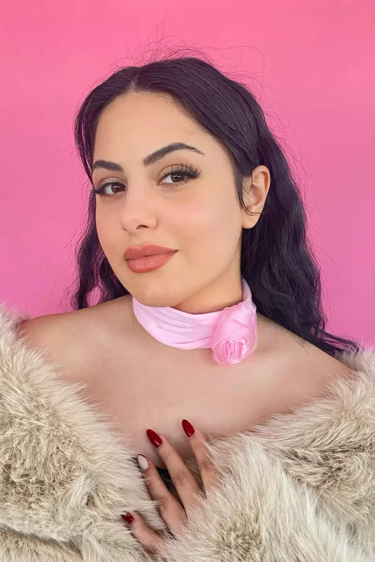 Pembe Renk Gül Detaylı Choker Kolye