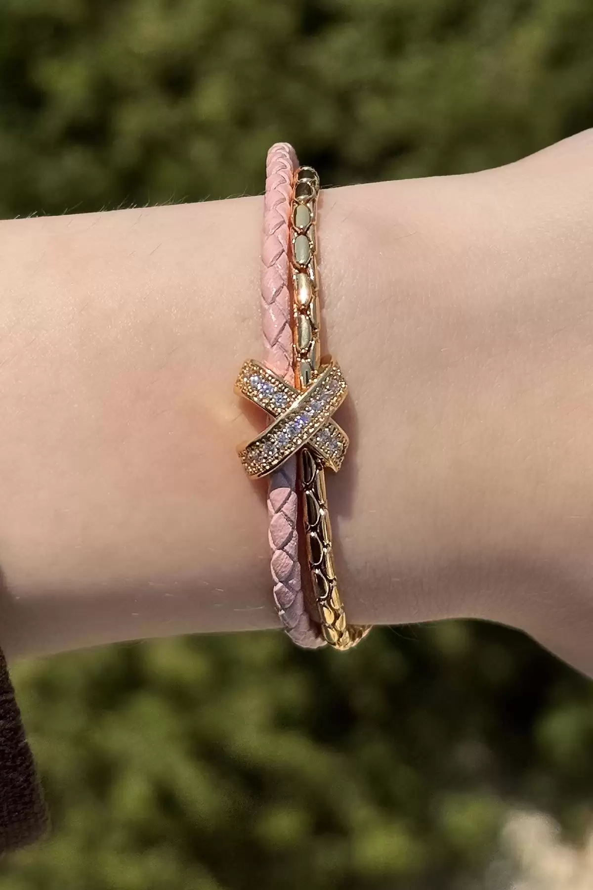 Pembe Renk Taş Detaylı Metal Deri Bileklik