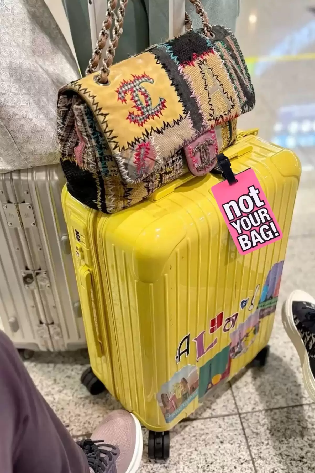 Pembe Renk Yazı Detaylı Bavul Kartlığı