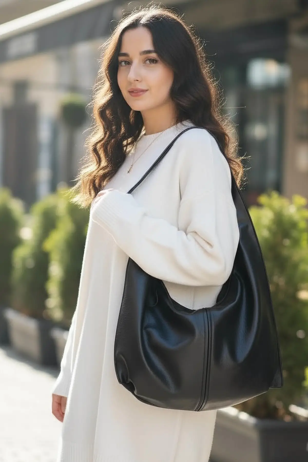 Siyah Renk Büyük Boy Deri Kadın Çanta