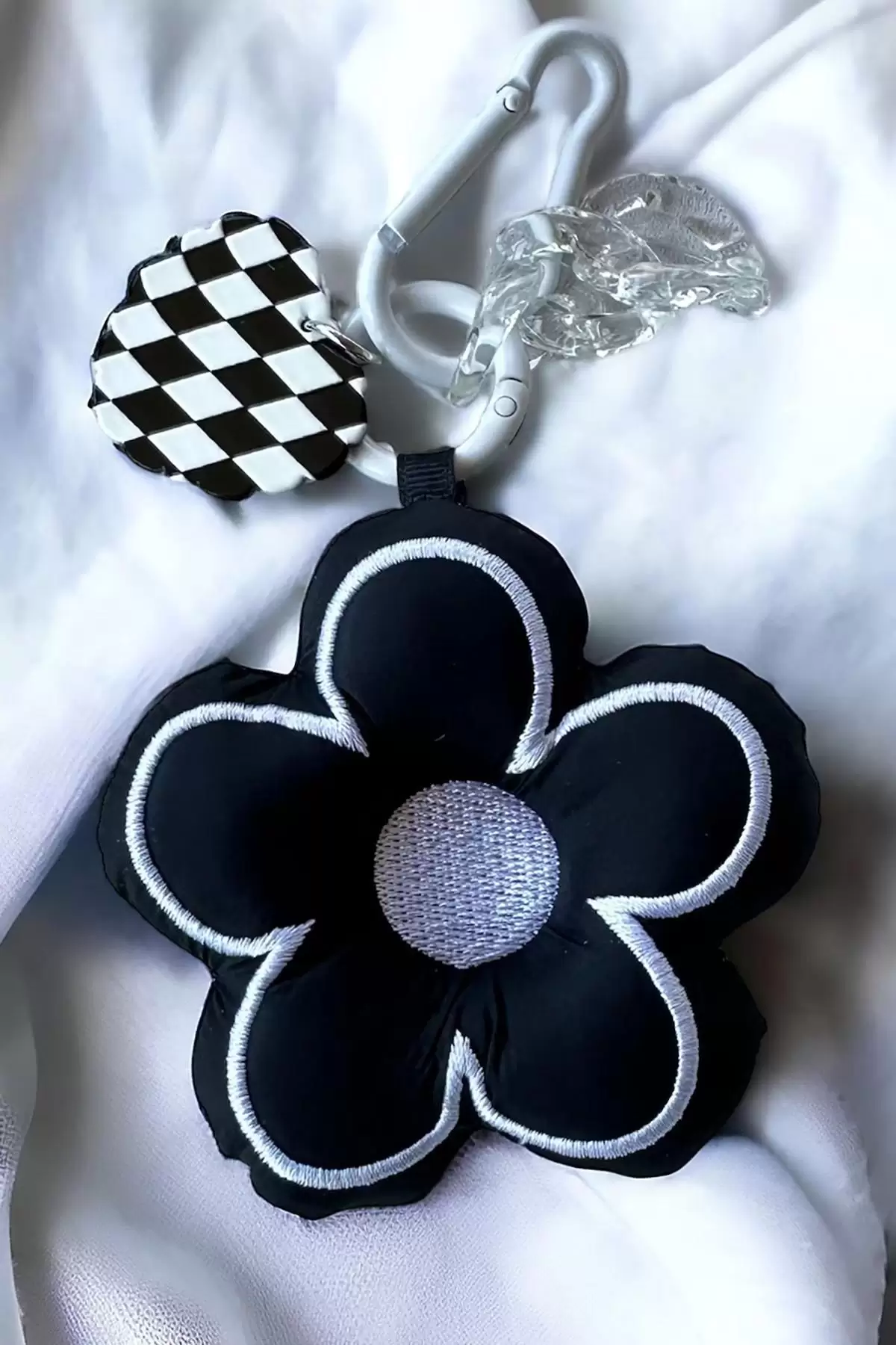 Siyah Renk Çiçek Figürlü Anahtarlık