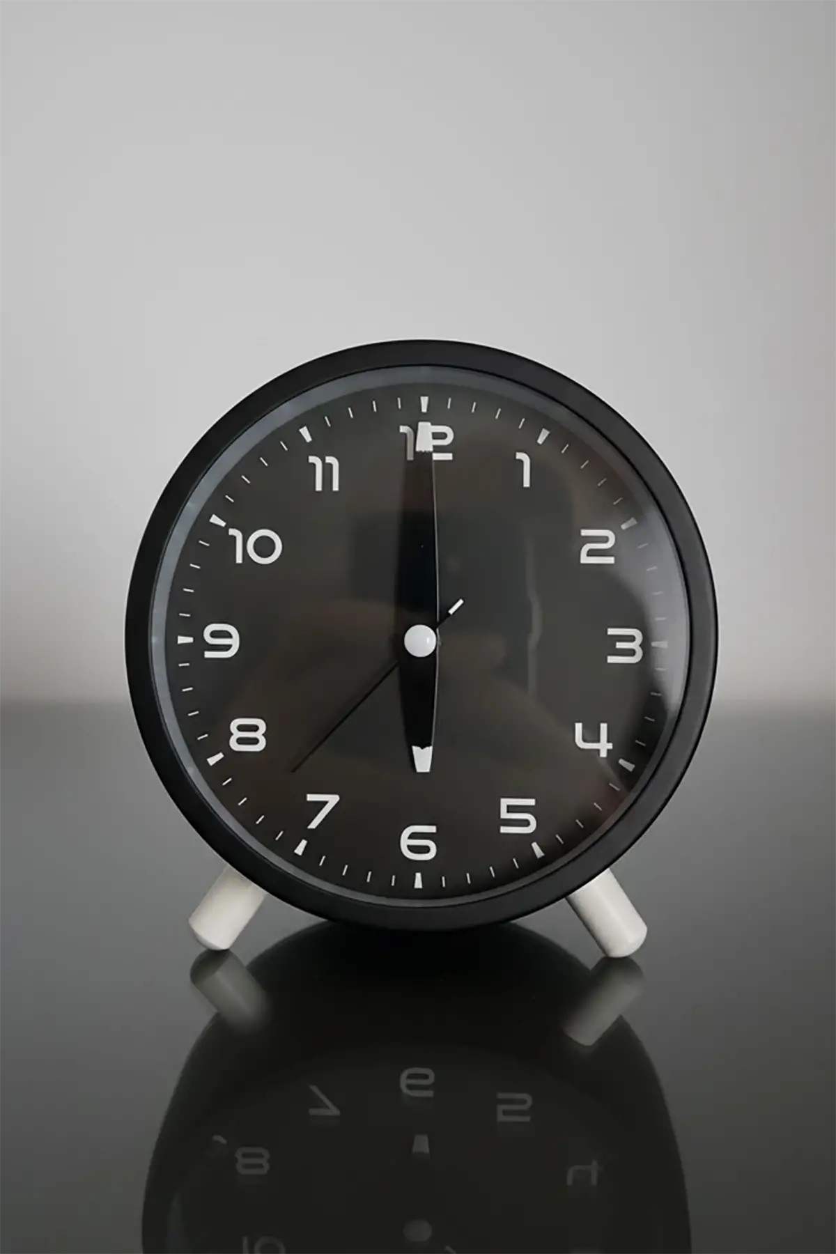 Siyah Renk Dekoratif Işıklı Alarmlı Masa Saati