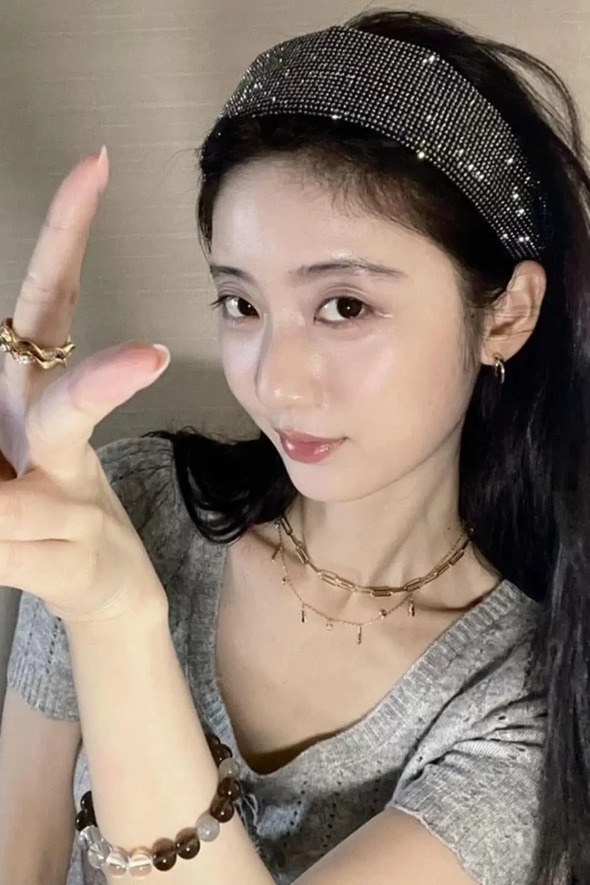 Siyah Renk Taş Detaylı Taç