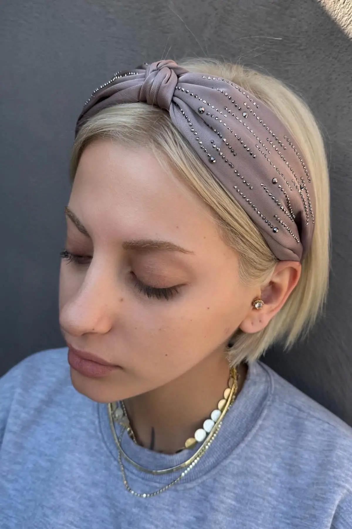 Vizon Renk Düğüm Detaylı Taşlı Taç