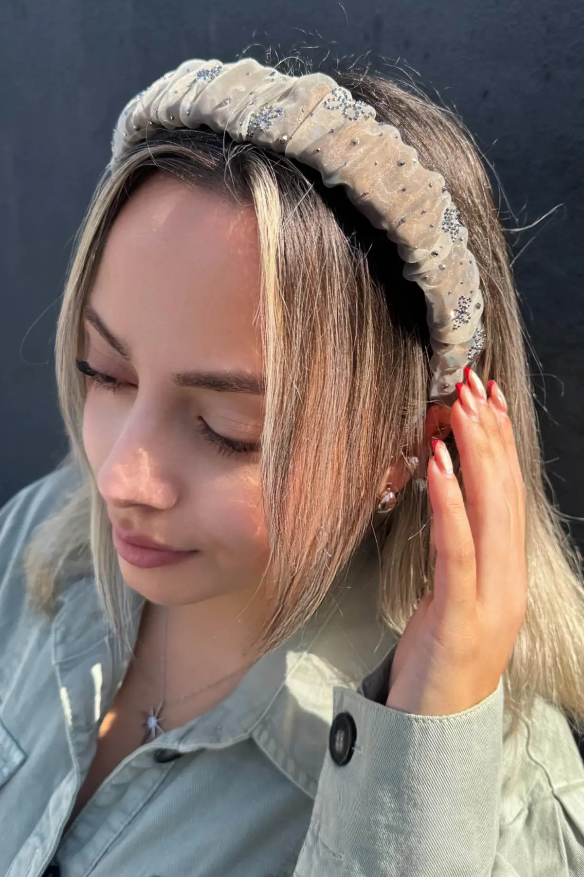 Vizon Renk Taş Detaylı Büzgülü Taç