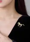 Altın Renk At Figürlü Broş
