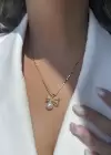 Altın Renk Kurdele Figürlü İnci Ve Taş Detaylı Ezme Pul Kolye