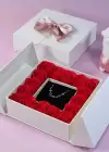 Beyaz Renk Gül Detaylı Hediye Kutusu