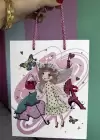 Beyaz Renk Kız Figürlü 3D Görünümlü Karton Çanta