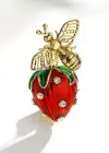 Çilek Figürlü Taşlı Broş