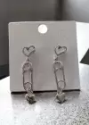Gümüş Renk Kilitli İğne Figürlü Kalp Detaylı Sallantılı Küpe (Çift)
