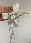 Gümüş Renk Kurdele Figürlü İnci Detaylı Metal Mandal Toka