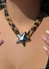 Gümüş Renk Leopar Desenli Yıldız Figürlü Tasarım Kolye