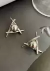 Gümüş Renk Üçgen Topçuk Figürlü  Çelik Küpe (Çift)