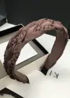 Kahverengi Örgü Detaylı Taç