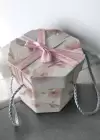 Pembe Renk Çiçek Figürlü Kurdele Detaylı Hediye Kutusu