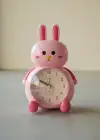 Pembe Renk Tavşan Figürlü Alarmlı Masa Saati