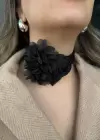 Siyah Renk Çiçek Detaylı Choker Kolye