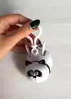 Siyah Ve Beyaz Kanatları Oynayan Panda Figürlü Anahtarlık