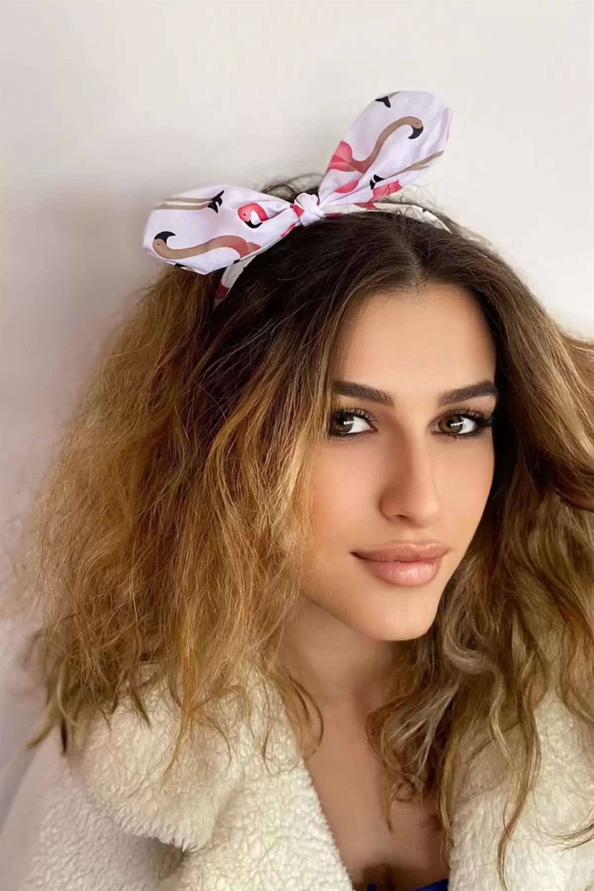 Beyaz Renk Flamingo Desenli Telli Taç