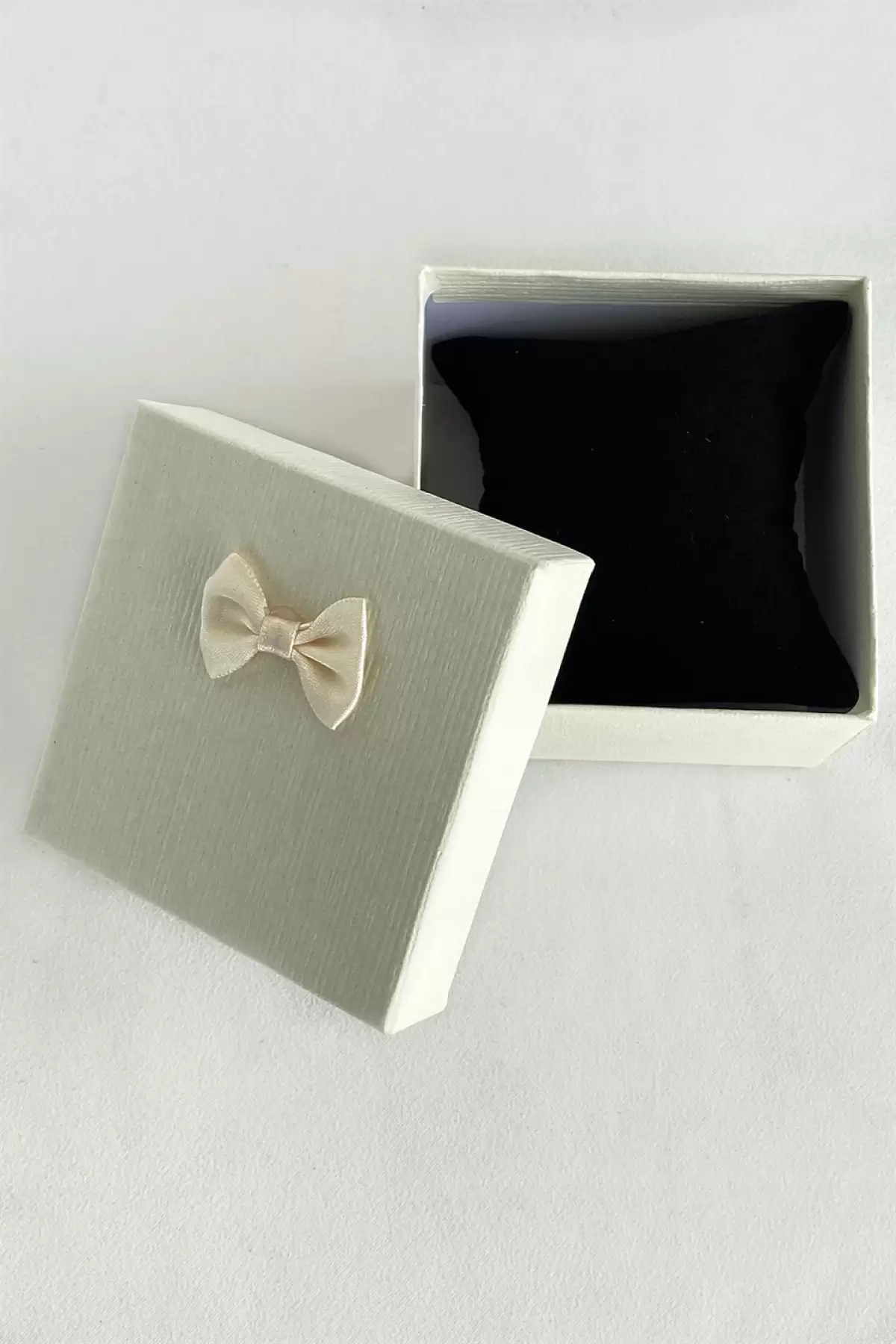 Beyaz Renk Hediye Kutusu (5,8 Cm)
