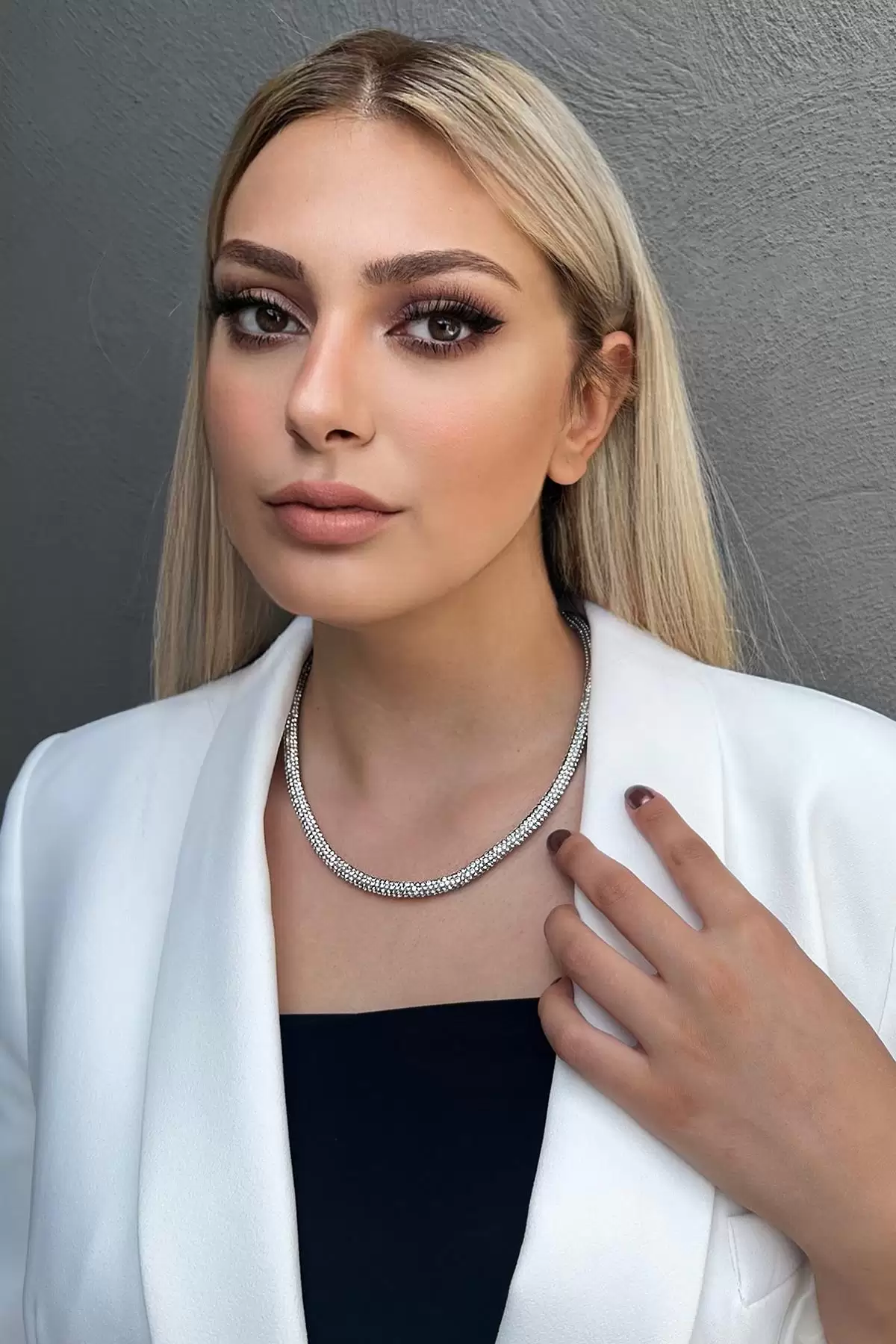 Beyaz Renk Taşlı Kolye