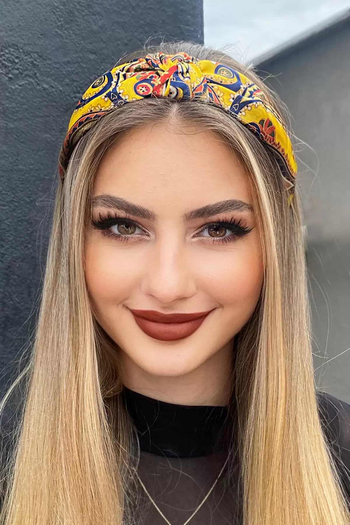 Sarı Renk Karışık Desenli Düğümlü Taç