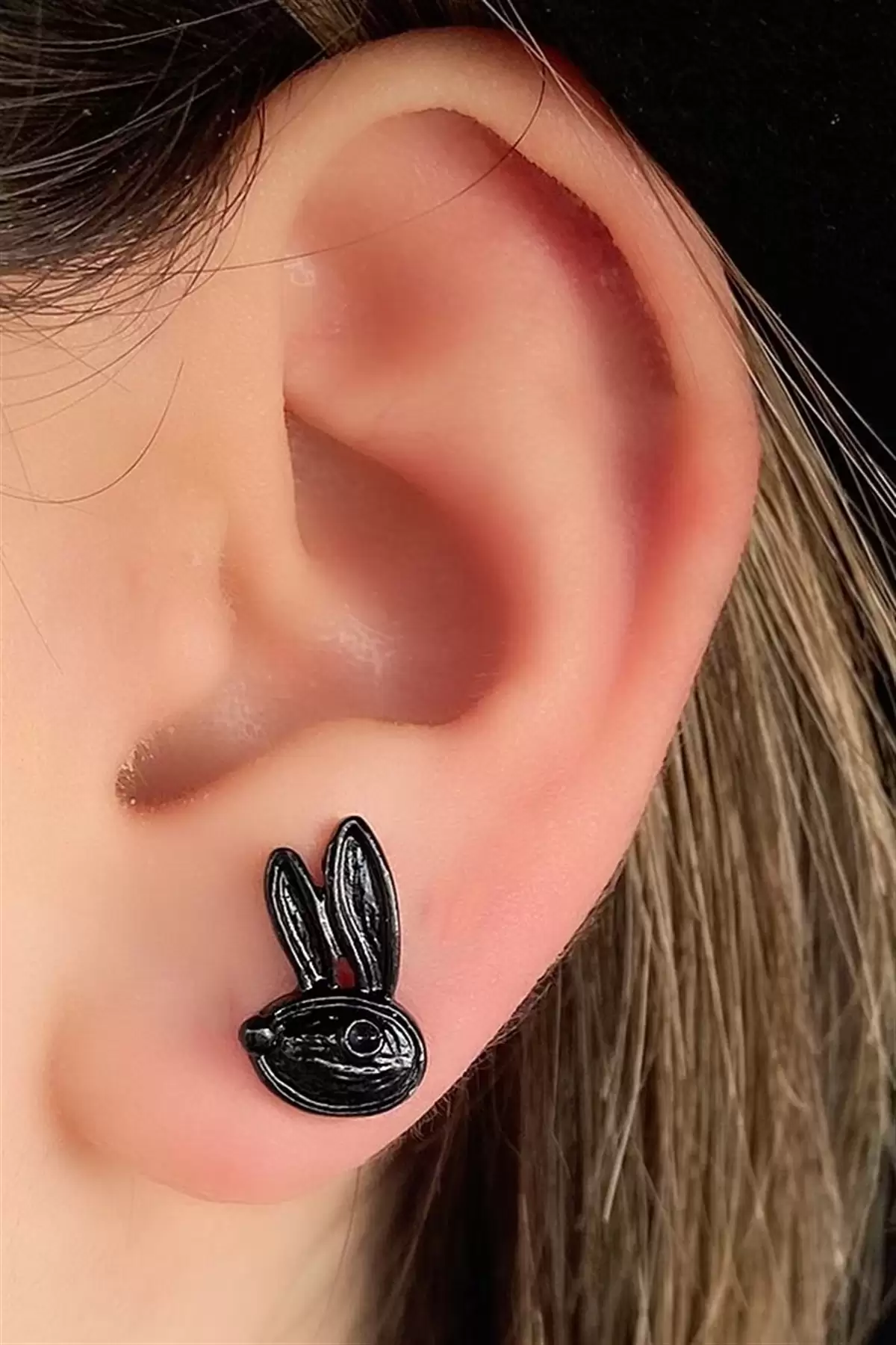 Siyah Renk Playboy Figürlü Küpe (Tek)