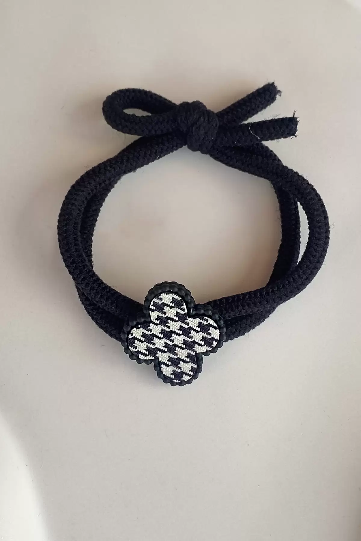 Tekli Siyah Renk Yonca Figürlü Lastik Toka