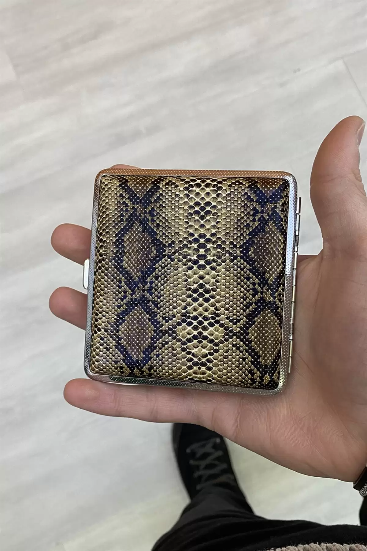 Yılan Derisi Desenli Orta Boy Tabaka