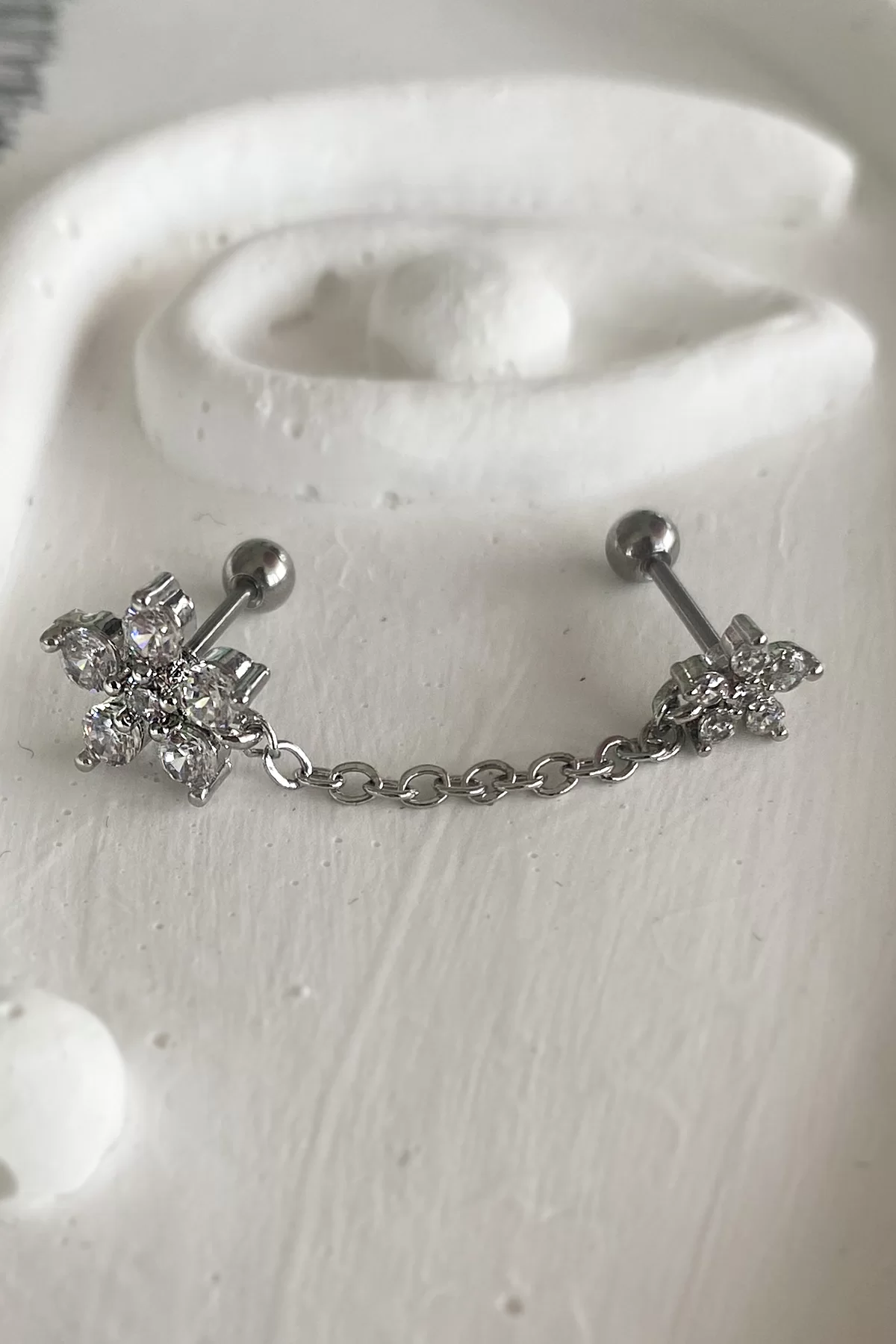 Gümüş Renk Cerrahi Çelik Çiçek Figürlü Zincirli Tragus/Kıkırdak Küpe/Piercing (Tek)
