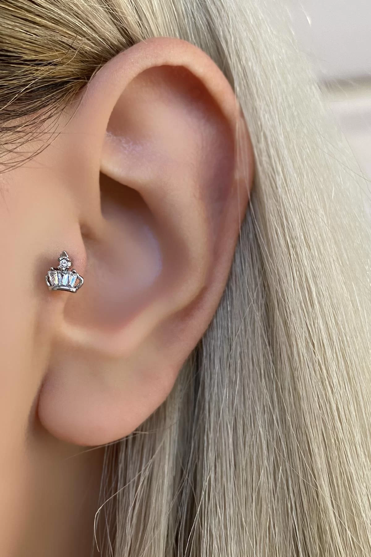 Gümüş Renk Cerrahi Çelik Taç Figürlü Tragus/Kıkırdak Küpe/Piercing (Tek)