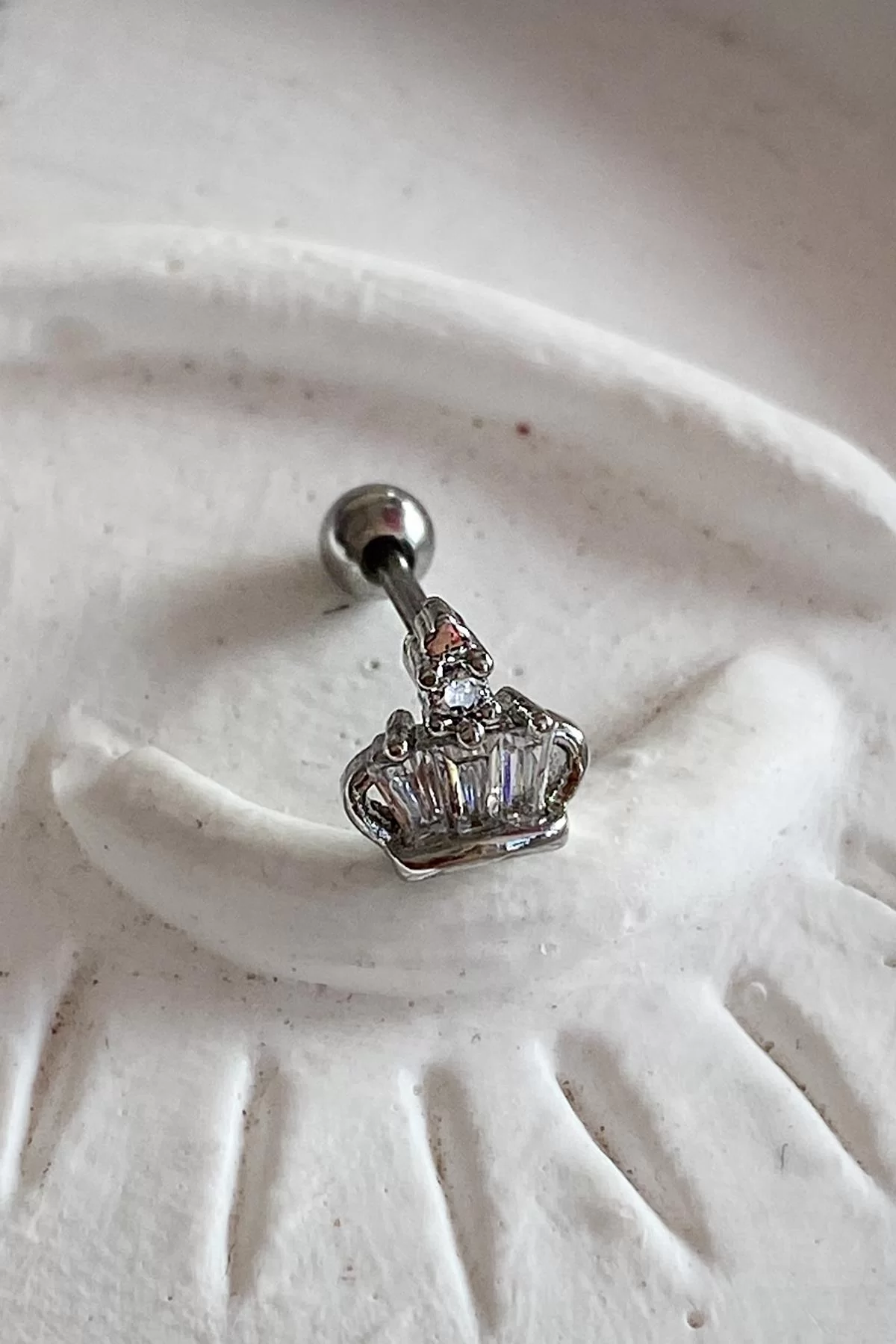 Gümüş Renk Cerrahi Çelik Taç Figürlü Tragus/Kıkırdak Küpe/Piercing (Tek)