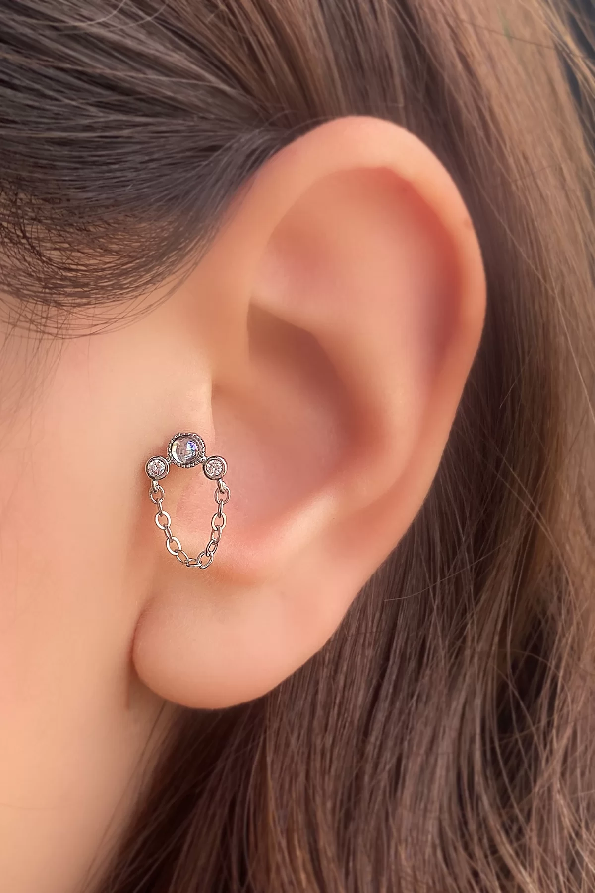 Gümüş Renk Cerrahi Çelik Taş Detaylı Zincirli Tragus/Kıkırdak Küpe/Piercing (Tek)