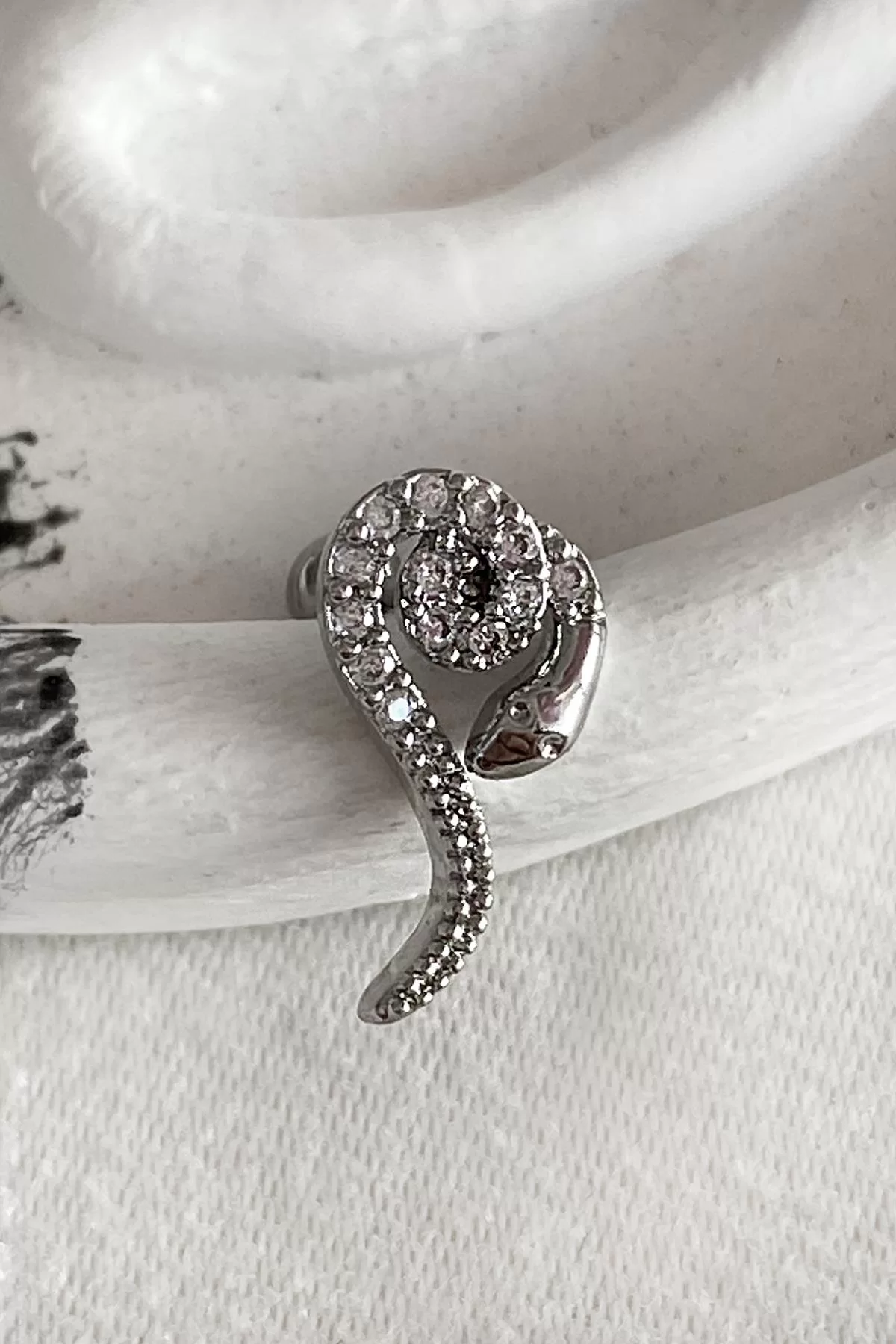 Gümüş Renk Cerrahi Çelik Yılan Figürlü Tragus/Kıkırdak Küpe/Piercing (Tek)