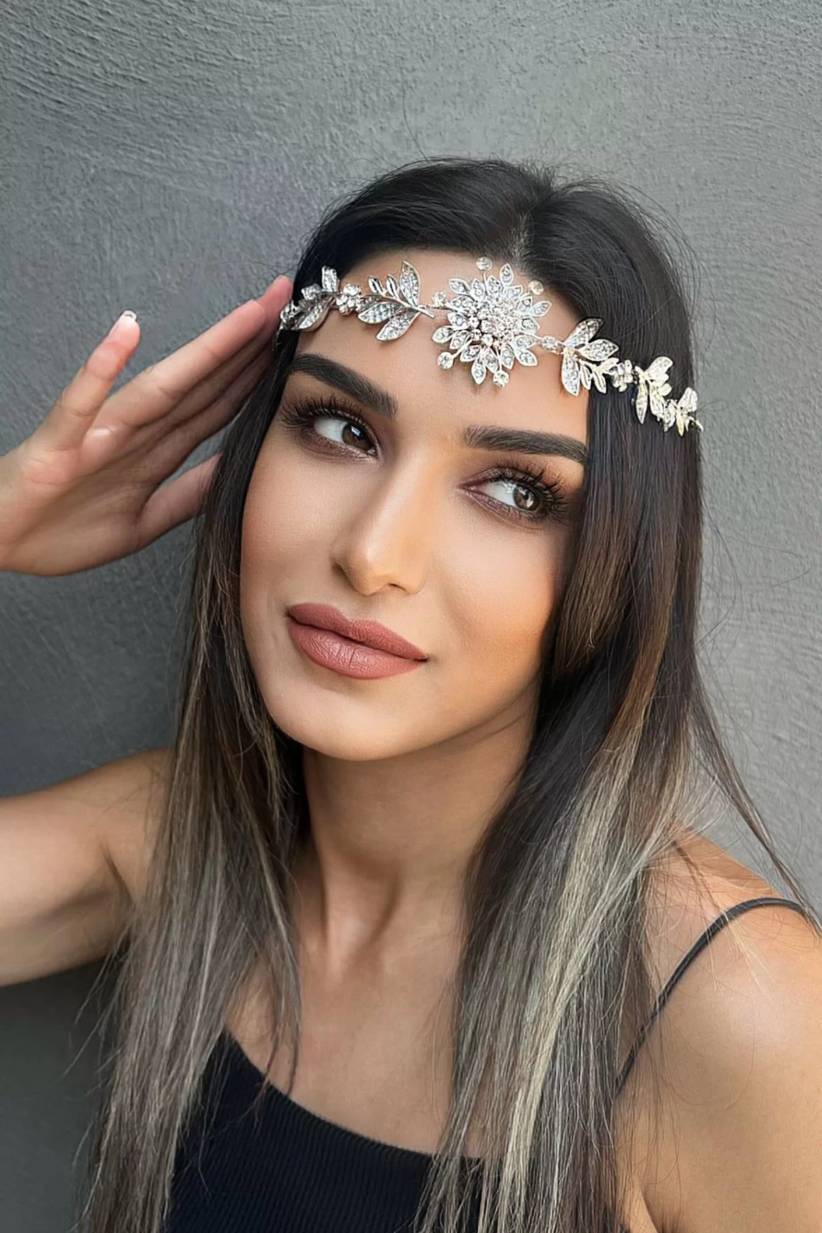 Gümüş Renk Taşlı Çiçek Detaylı Saç Aksesuarı Ve Alınlık