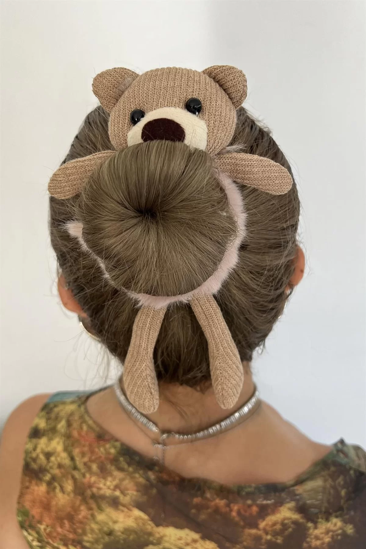 Kahverengi Ve Pudra Renk Peluş Detaylı Ayıcık Figürlü Simit Toka