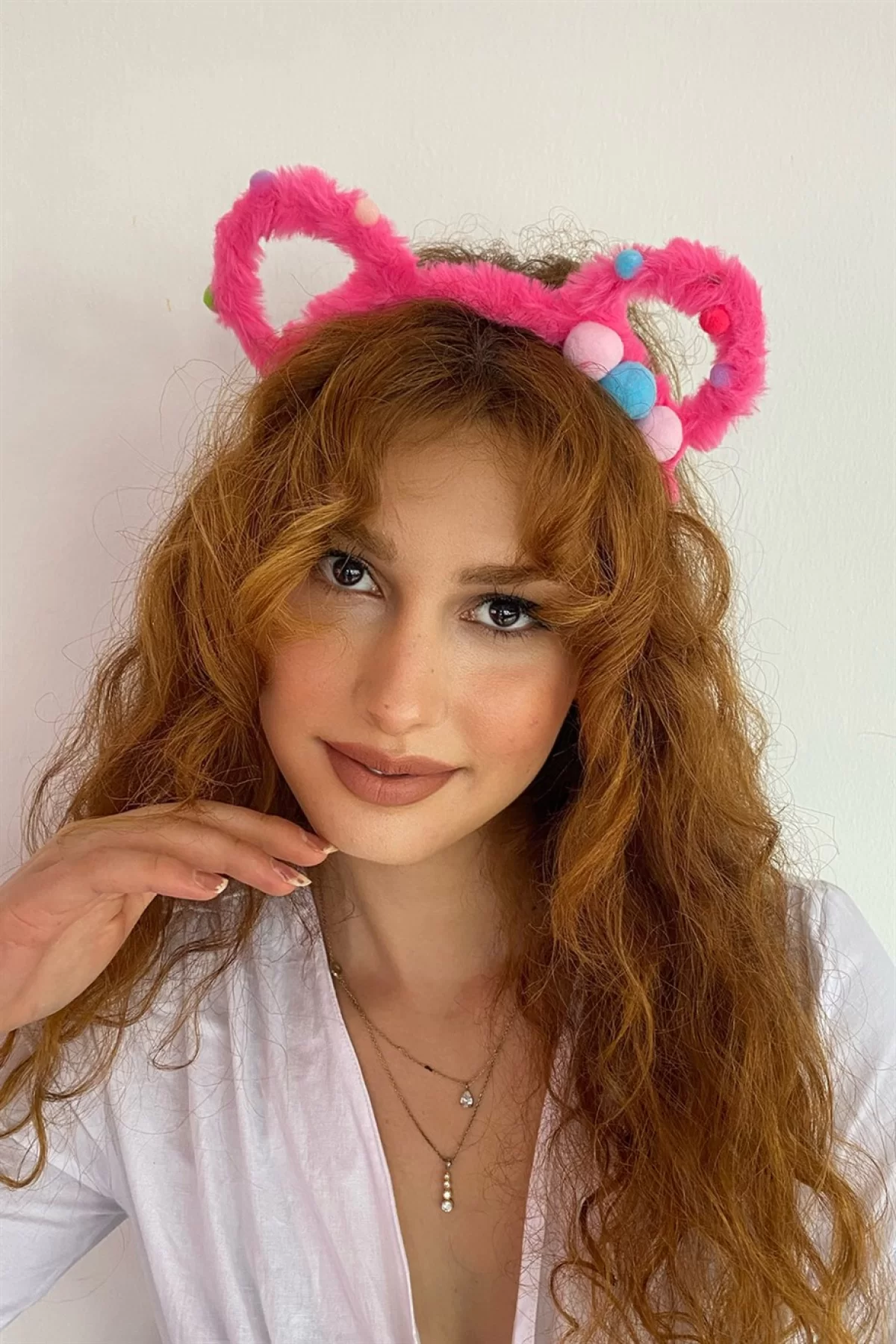 Koyu Pembe Renk Kulak Detaylı Peluş Taç