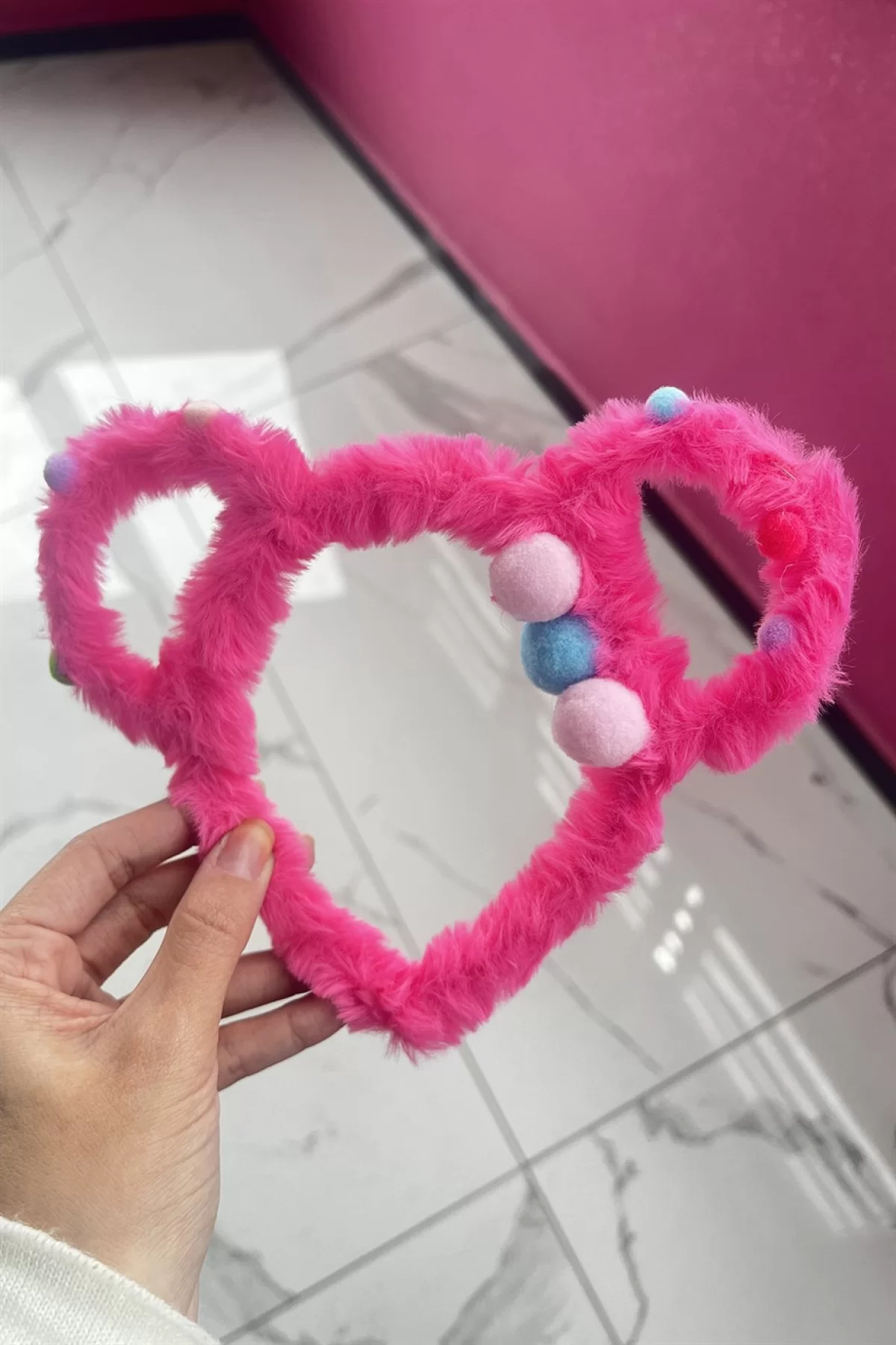 Koyu Pembe Renk Kulak Detaylı Peluş Taç