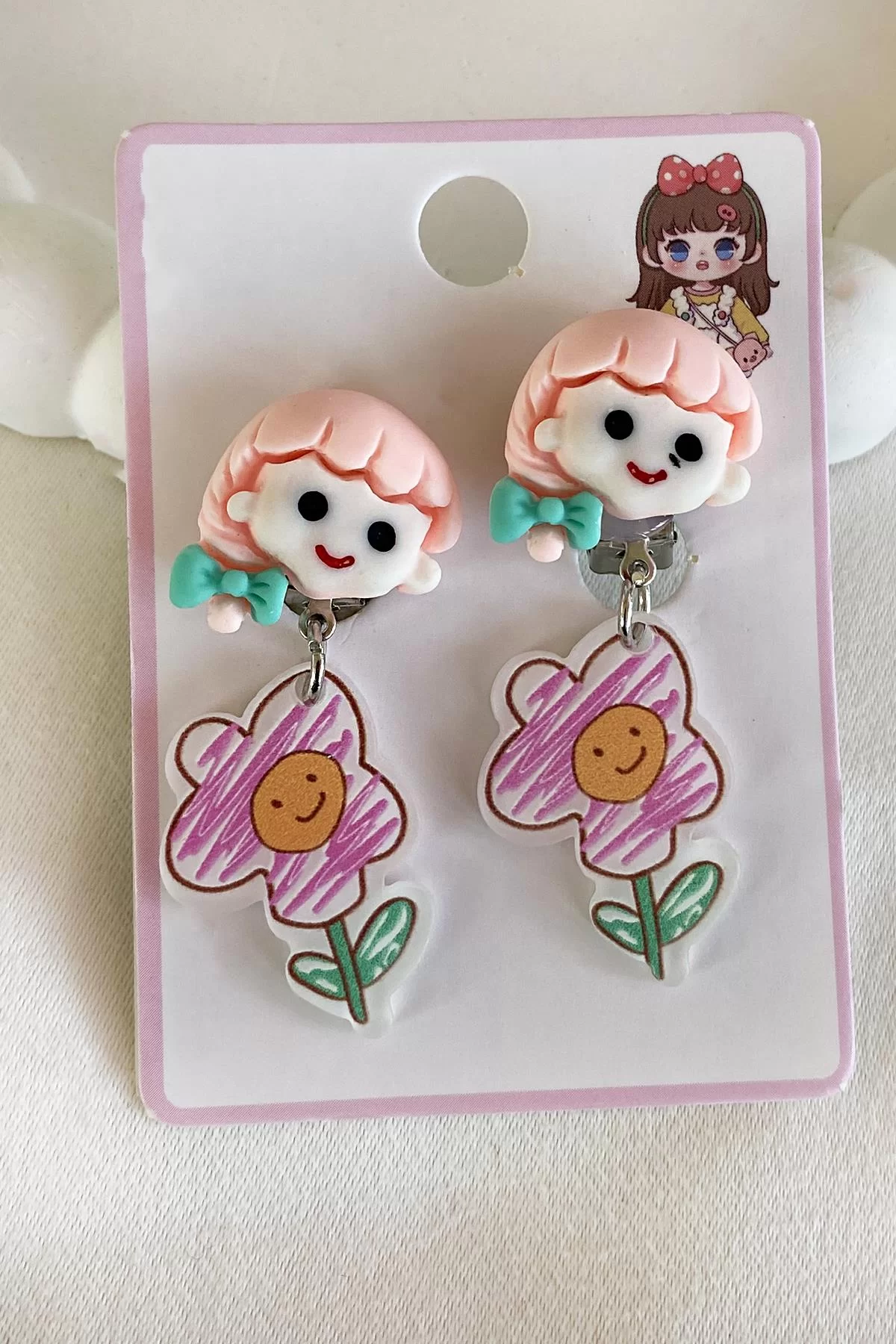 Pembe Renk Çiçek Ve Kız Figürlü Kıstırmalı Çocuk Küpe