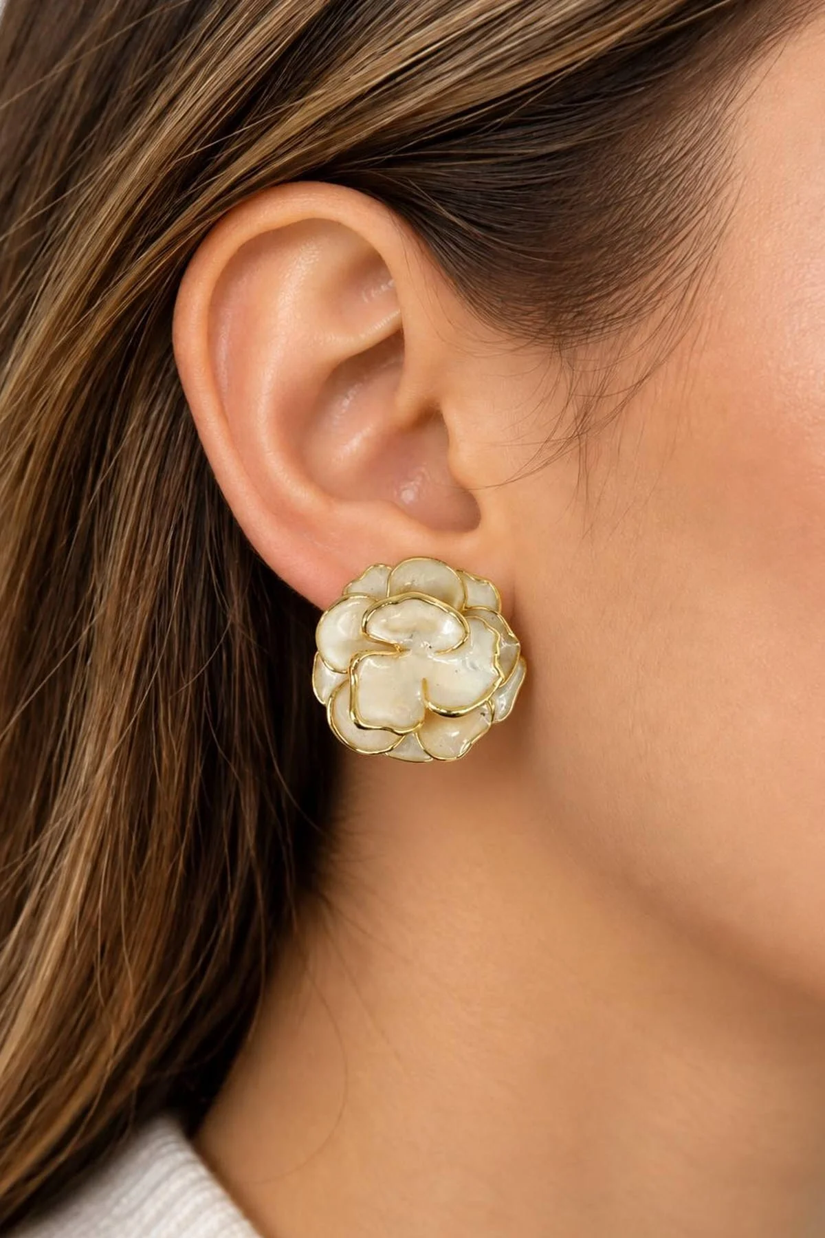 Altın Renk Çiçek Figürlü Küpe (Çift)