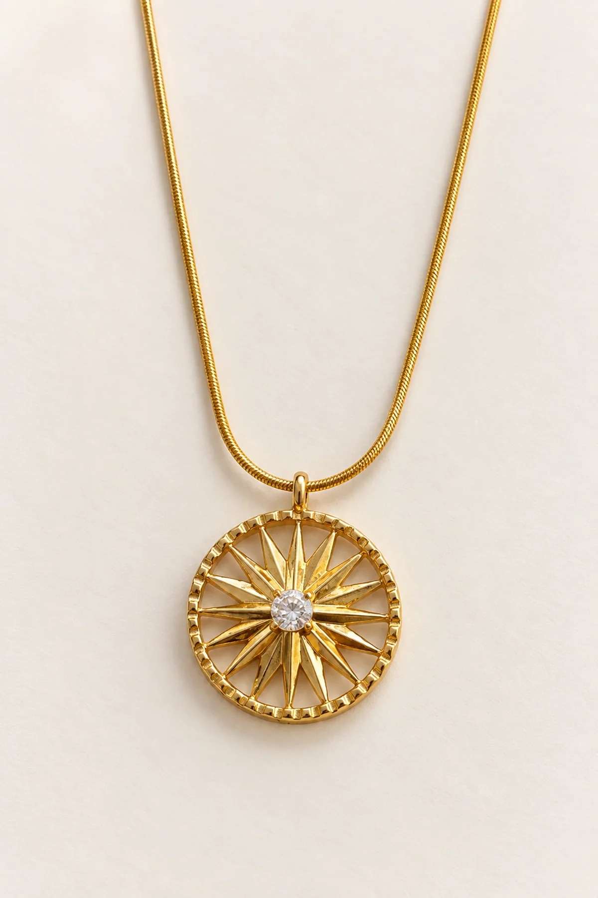 Altın Renk Taş Detaylı Çelik Kolye
